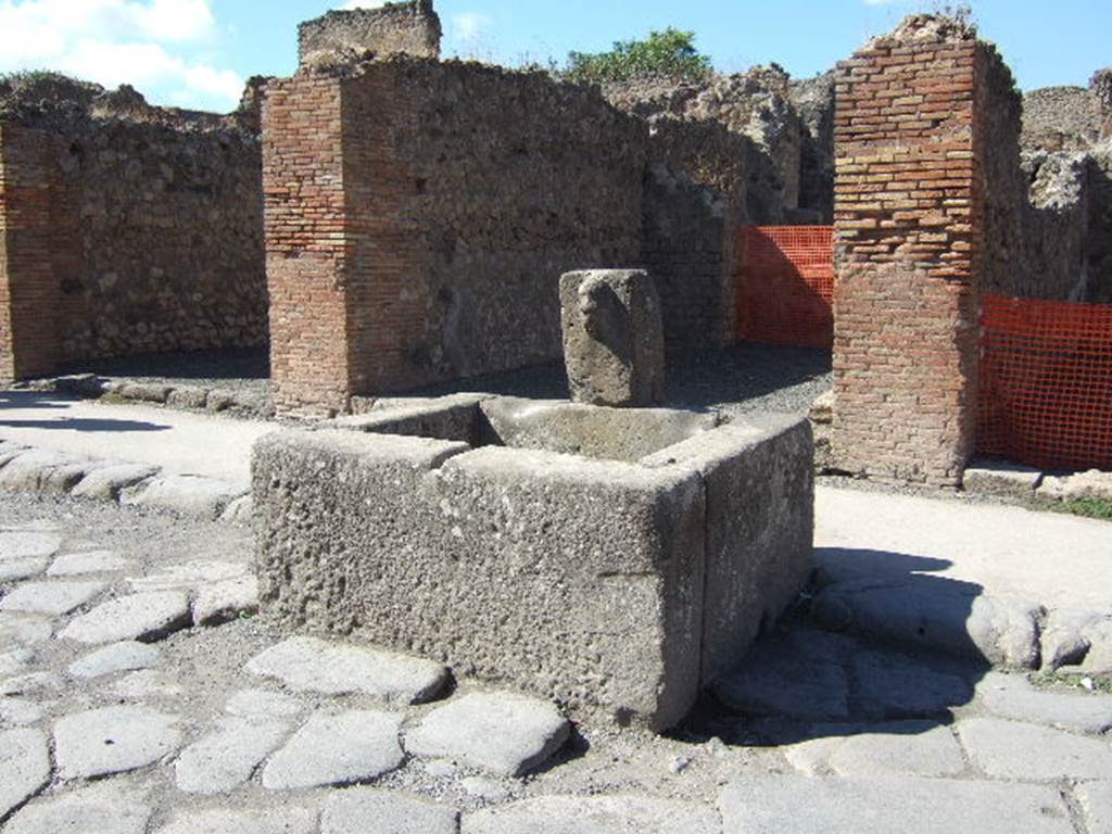 Fountain outside VII.14.13 and VII.14.14 on Via dellAbbondanza. September 2005. Looking north.