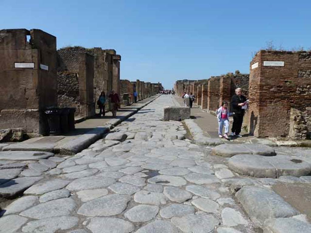 Fountain outside VII.14.13 and VII.14.14 on Via dellAbbondanza. May 2010. Looking west to crossroads with Via dei Teatri, on left, and Vicolo del Lupanare, on right.