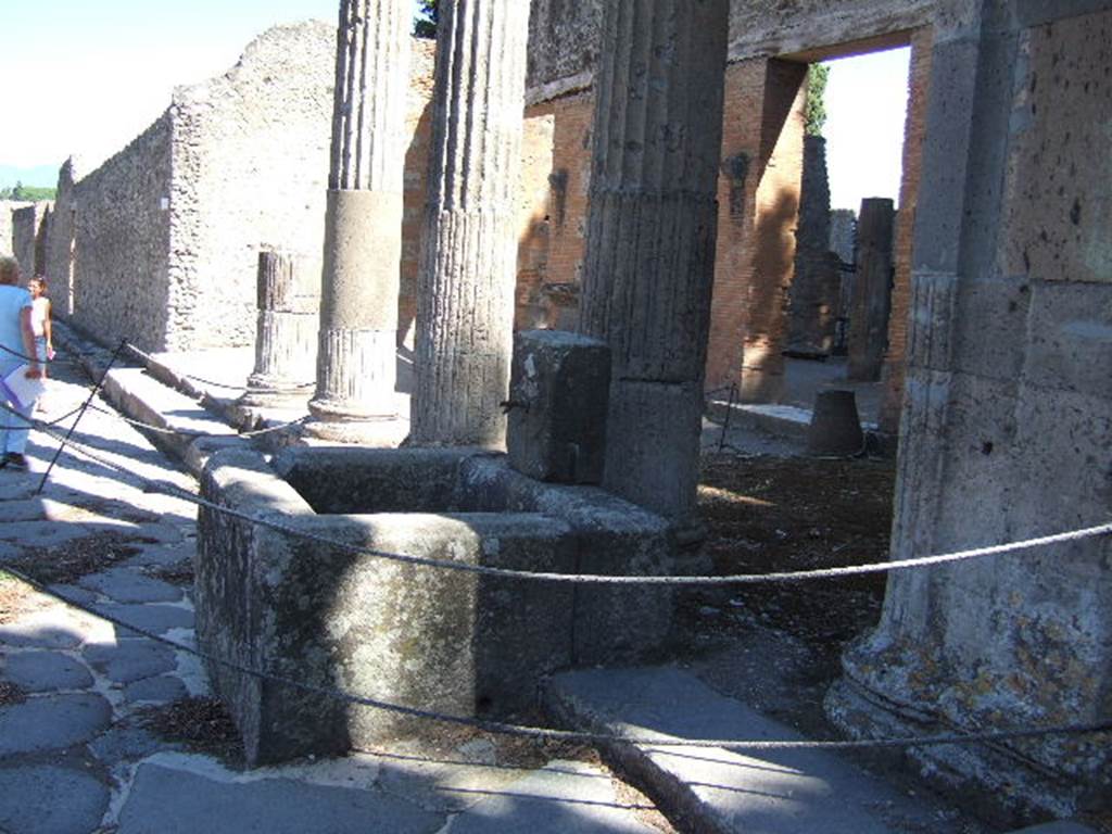 Fountain outside VIII.7.30 on Via del Tempio dIside. September 2005. Looking east.