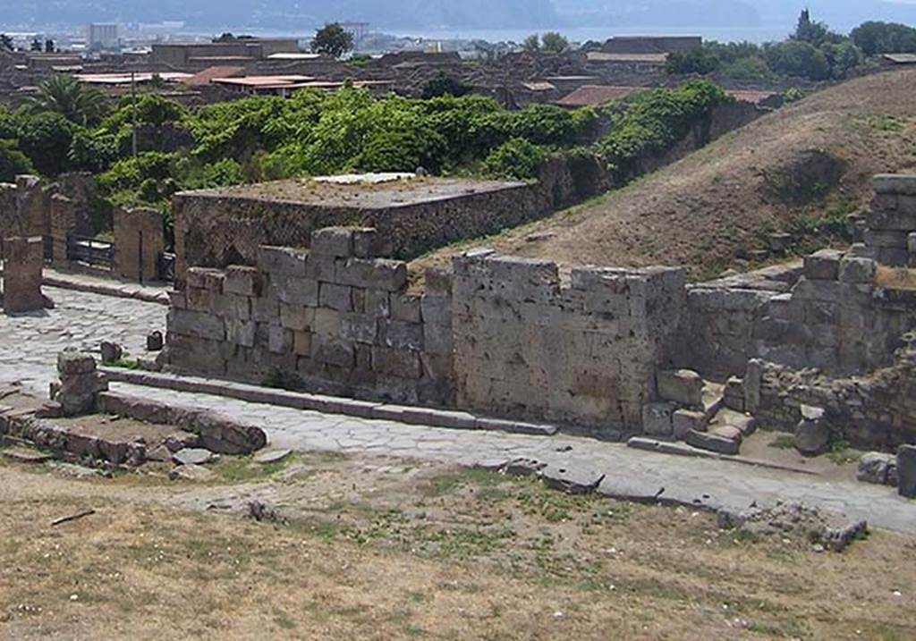 Castellum Acquae Pompeii. July 2003. Looking south-west across Porta del Vesuvio.