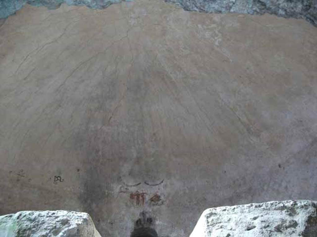 Castellum Acquae Pompeii. May 2010. Water tower domed ceiling, looking north through central pipe outlet.