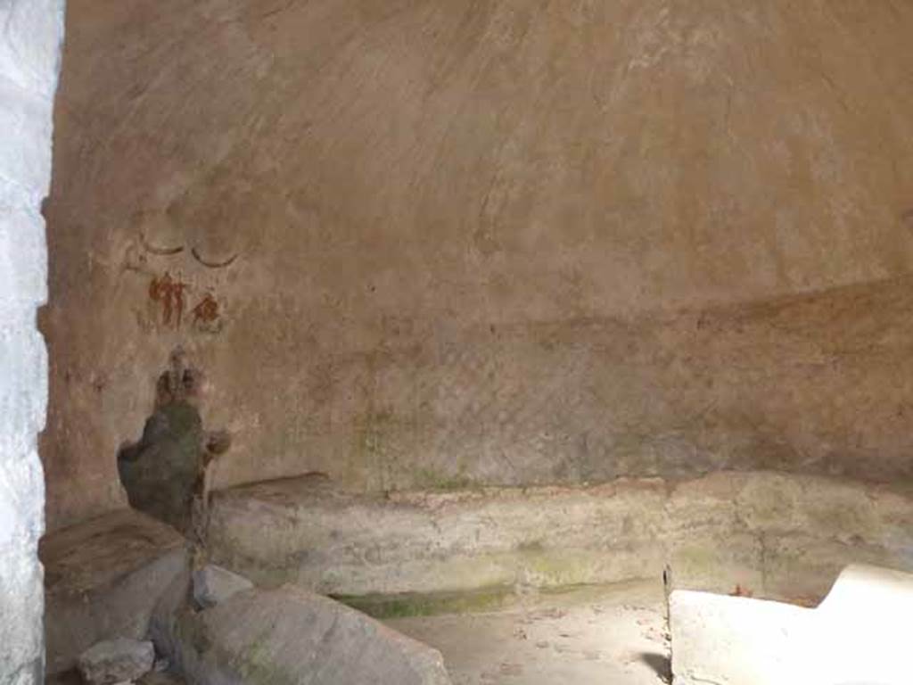 Castellum Aquae Pompeii. May 2010. Looking east inside water tower. On the left the walls “a” and “b” join the water inlet channel. These enclose an area 0.40m higher than the base level.