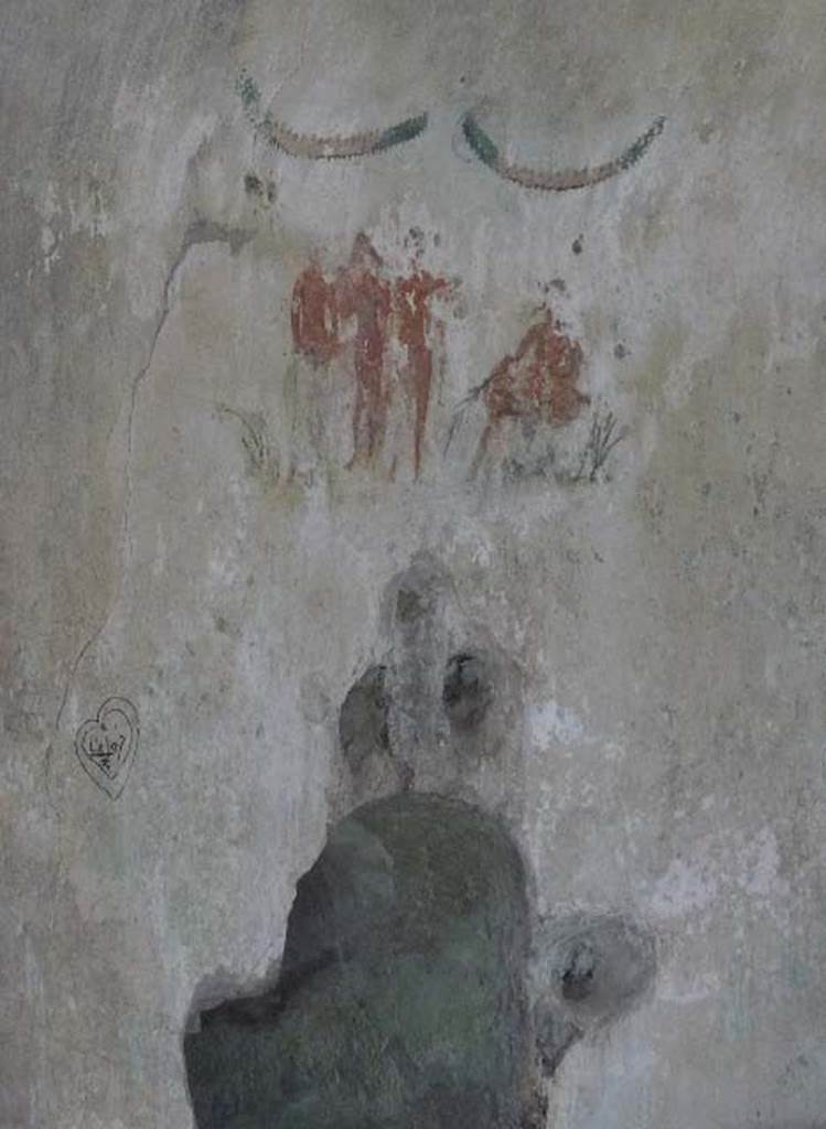 Castellum Aquae Pompeii. July 2010. Painted figures above inlet channel. The water could be stopped by a sluice which was in front of the mouth of the channel. Traces of iron staples remain in the wall. See Notizie degli Scavi di Antichità, 1903, p. 27.