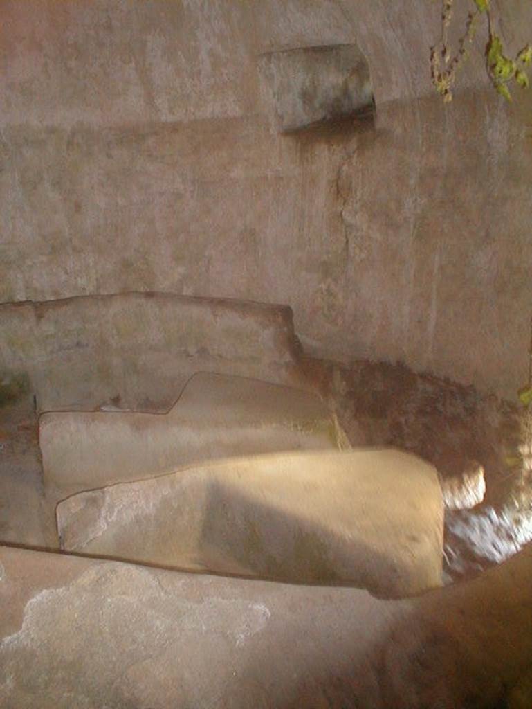 Castellum Acquae Pompeii. May 2006. System for channelling the water into the three different pipes. In the basin are the directing walls G with the dividing walls m and m’ at their rear.