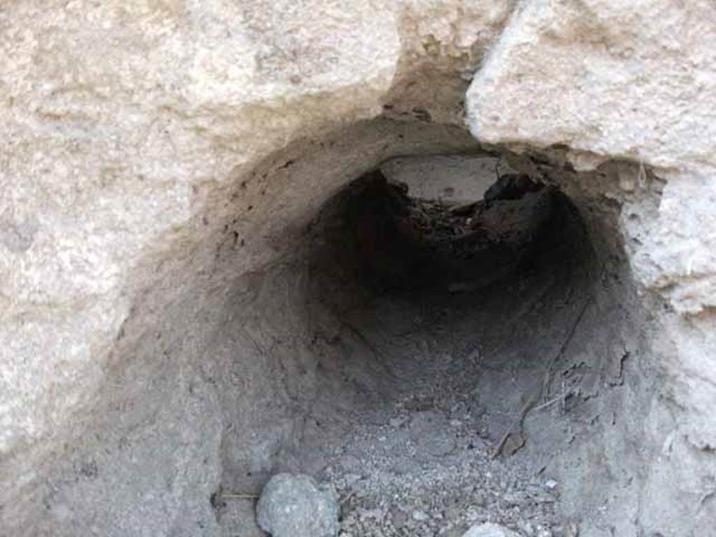 Castellum Acquae Pompeii. May 2010. View up the west pipe outlet "h" from outside looking north.