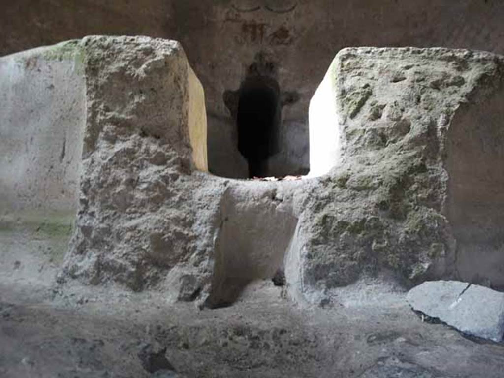 Castellum Aquae Pompeii. May 2010. View up the centre pipe outlet “h” from outside looking north. 
The location of the missing dividing walls “c” can be seen in the foreground.
At the far end is the water inlet channel with painted figures above.
