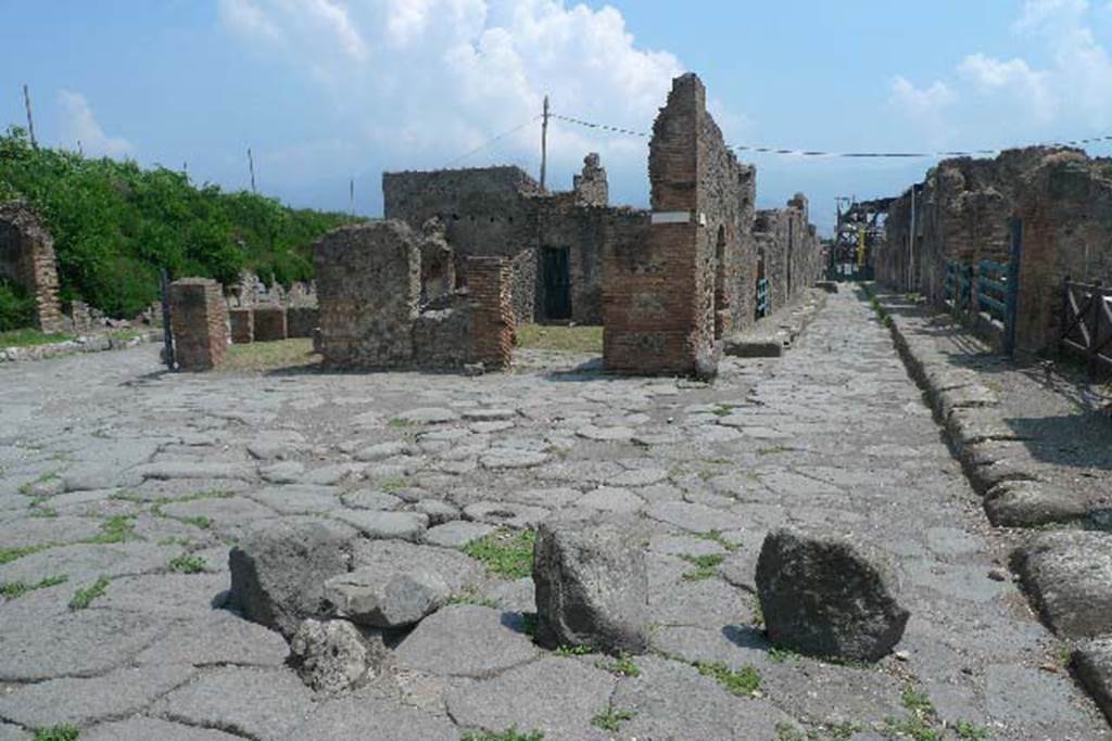 Castellum Acquae Pompeii. May 2005. Looking south from water tower down Vicolo dei Vettii. Photo courtesy of Michael Binns.
