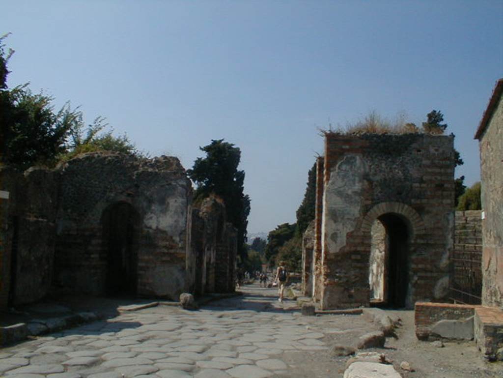 Pompeii Porta Ercolano or Herculaneum Gate. September 2004. Looking north from inside the city. According to Eschebach, the ancient name for this gate was Porta salis, or the Salt Gate. See Eschebach, L., 1993. Gebäudeverzeichnis und Stadtplan der antiken Stadt Pompeji. Köln: Böhlau. (p.10)
