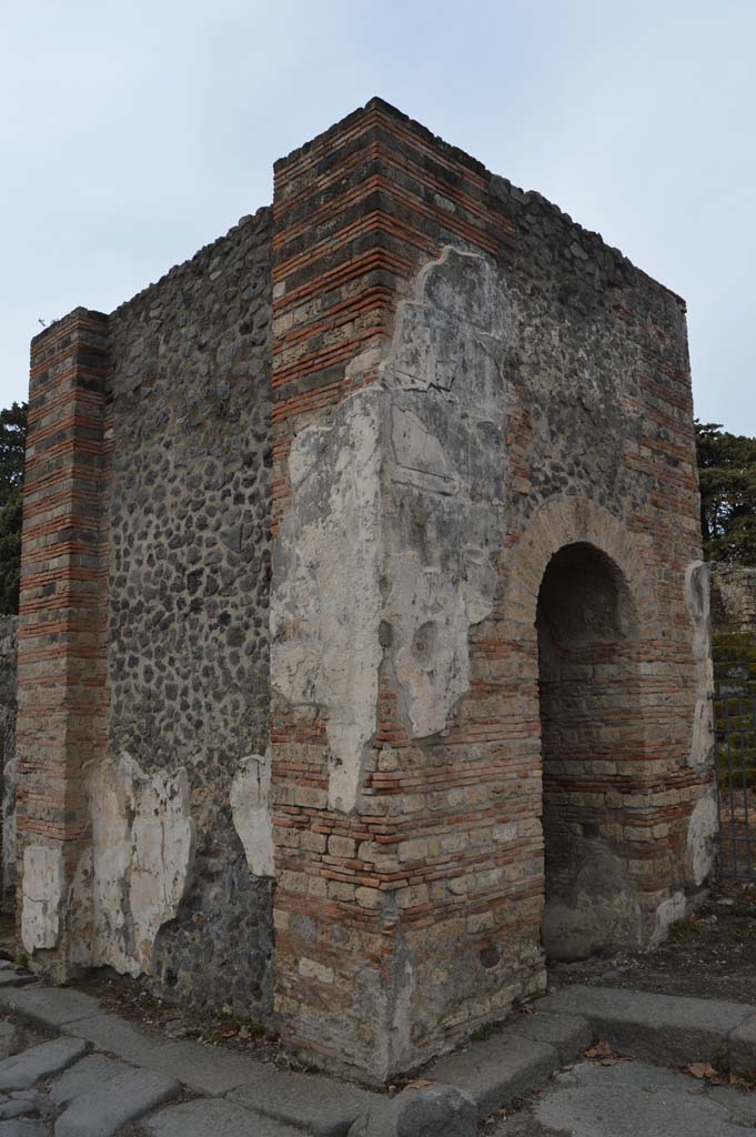 Pompeii Porta Ercolano or Herculaneum Gate. March 2018. 
Looking north-east towards the east side of the Gate. 
Foto Taylor Lauritsen, ERC Grant 681269 DÉCOR
