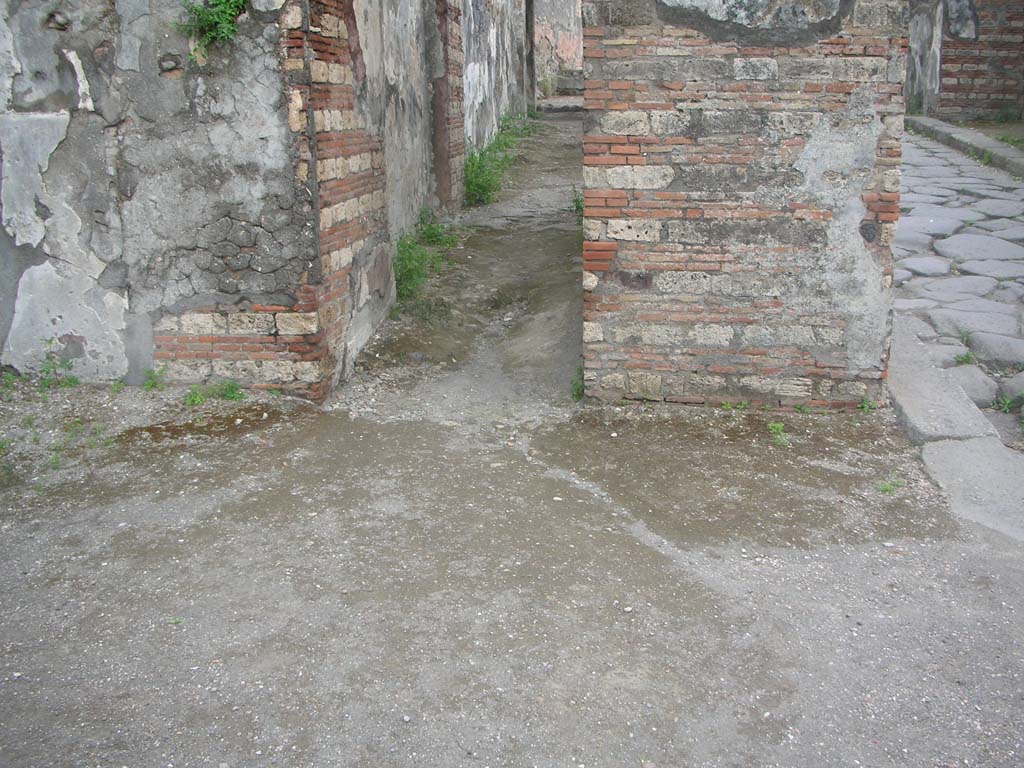 Porta Ercolano or Herculaneum Gate, Pompeii. May 2010. 
Looking through east side of gate from north end on Via dei Sepolcri. Photo courtesy of Ivo van der Graaff.
