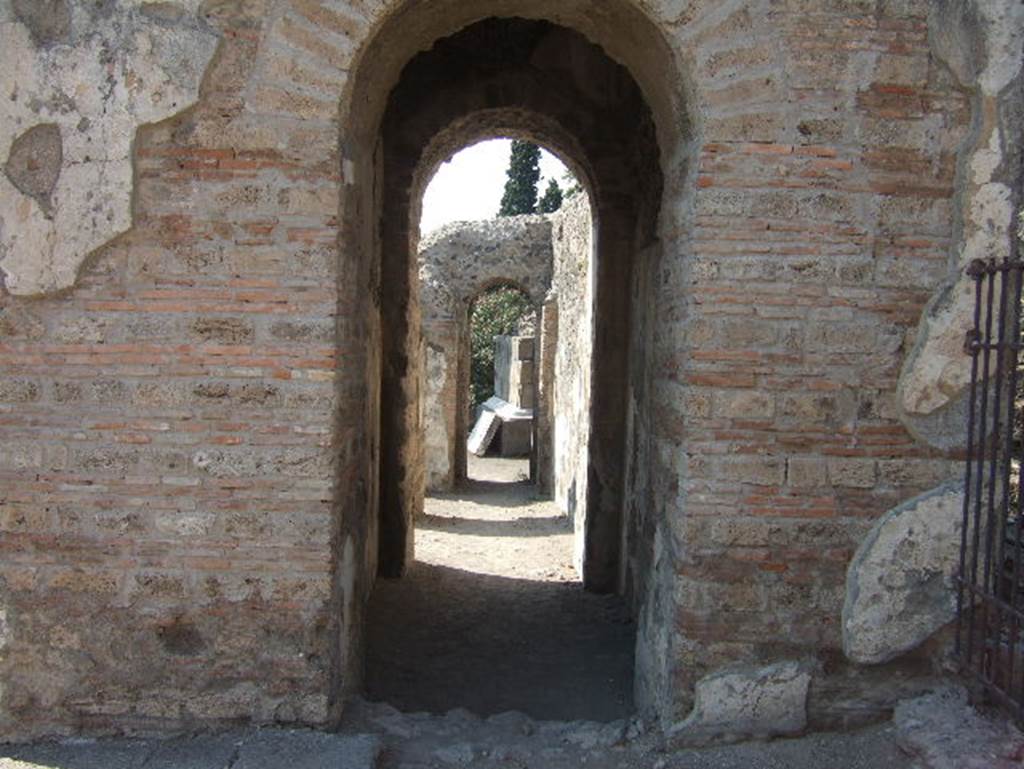 Pompeii Porta Ercolano or Herculaneum Gate. September 2005. Looking north through east side.