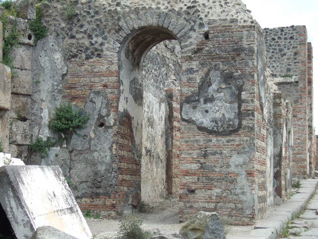 Pompeii Porta Ercolano or Herculaneum Gate. May 2006. Looking south through east side. 