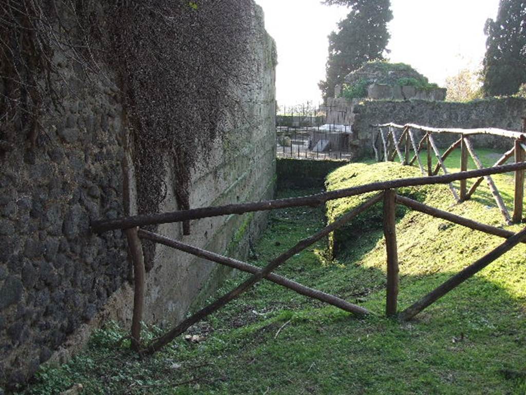 Walls at Pompeii Porta Ercolano or Herculaneum Gate. December 2006. East side. Looking West.