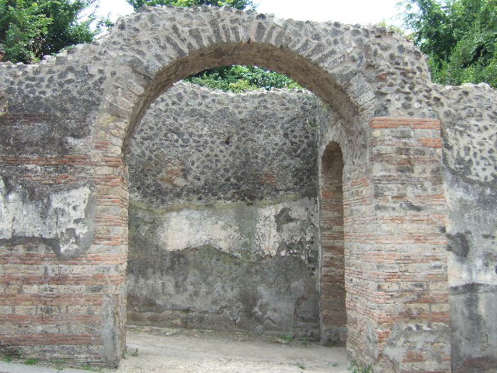 Pompeii Porta Ercolano or Herculaneum Gate. May 2006. Looking towards west side, with central pilaster on left.  

