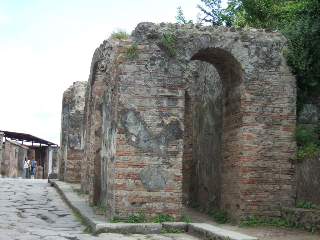 Pompeii Porta Ercolano or Herculaneum Gate. May 2006. Looking south towards west side. 