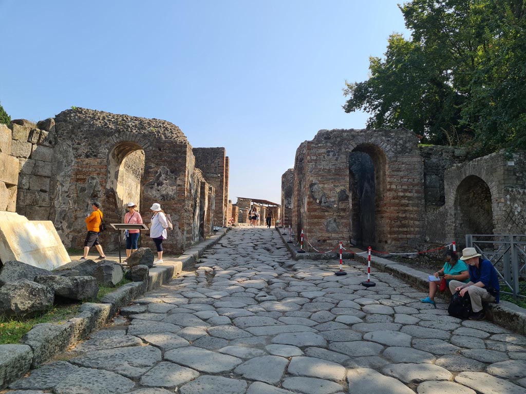 Pompeii Porta Ercolano or Herculaneum Gate. October 2023. Looking south from the Via dei Sepolcri. Photo courtesy of Klaus Heese.

