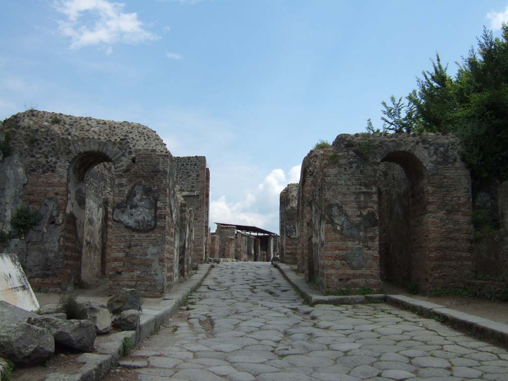 Pompeii Porta Ercolano or Herculaneum Gate. May 2006. Looking south from the Via dei Sepolcri.