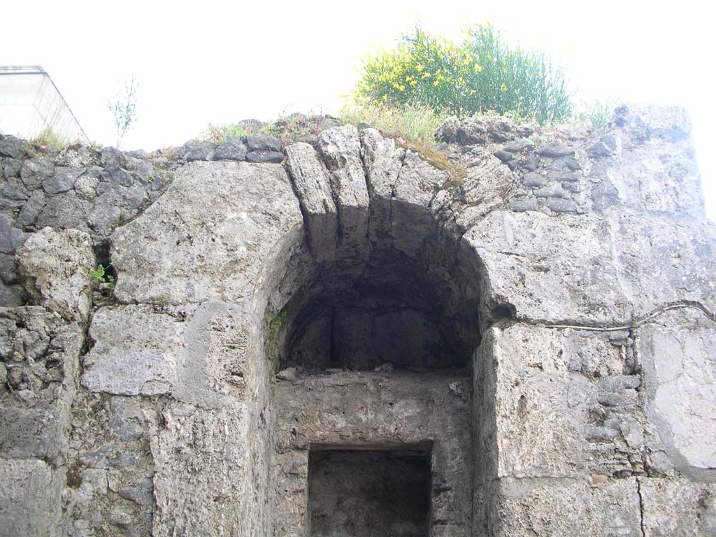 Porta Marina, Pompeii. May 2011. Detail of upper niche. Photo courtesy of Ivo van der Graaff.