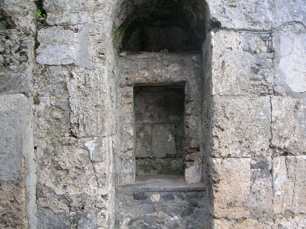 Porta Marina, Pompeii. May 2011. Detail of centre of niche. Photo courtesy of Ivo van der Graaff.