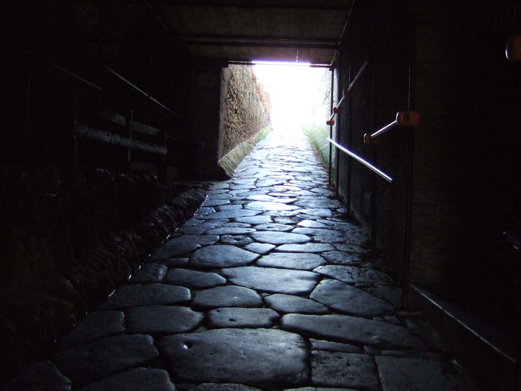 Pompeii Porta Marina. December 2005. Looking east through tunnel, into city. 