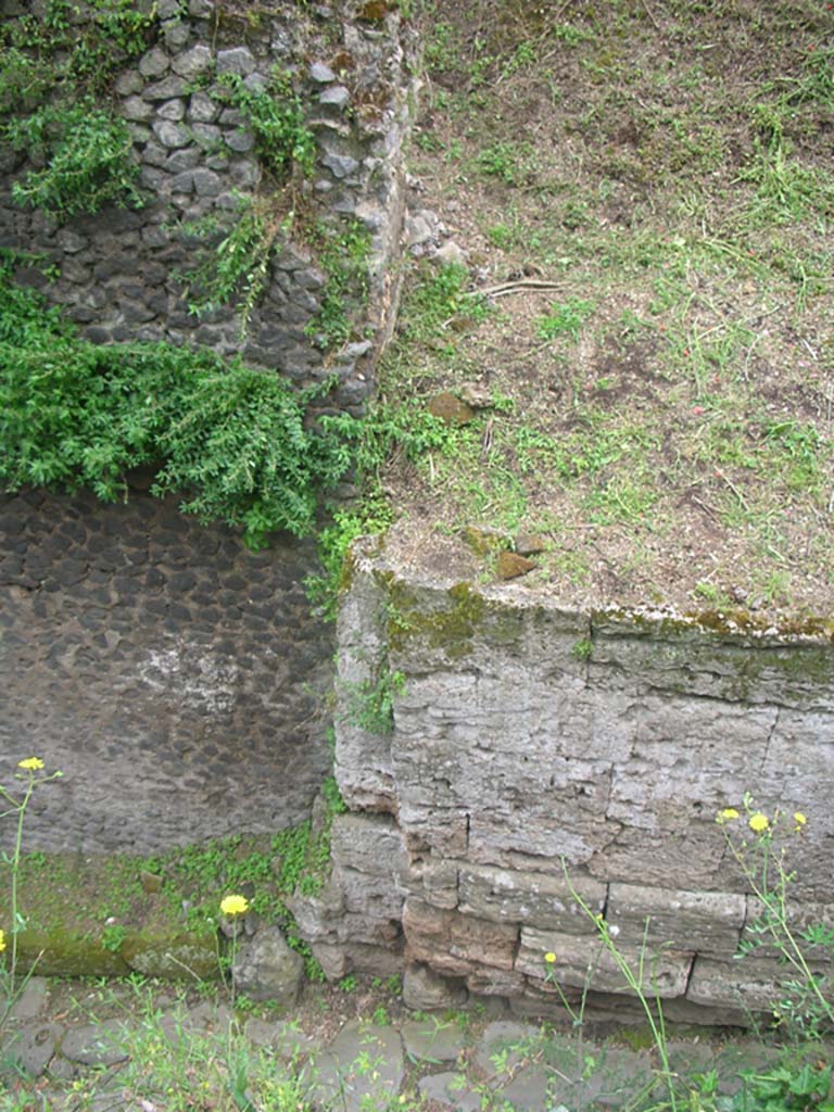 Nola Gate, Pompeii. May 2010. South wall at east end. Photo courtesy of Ivo van der Graaff.