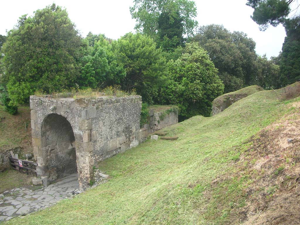 Nola Gate, Pompeii. May 2010. Looking north-east towards south side of gate. Photo courtesy of Ivo van der Graaff.