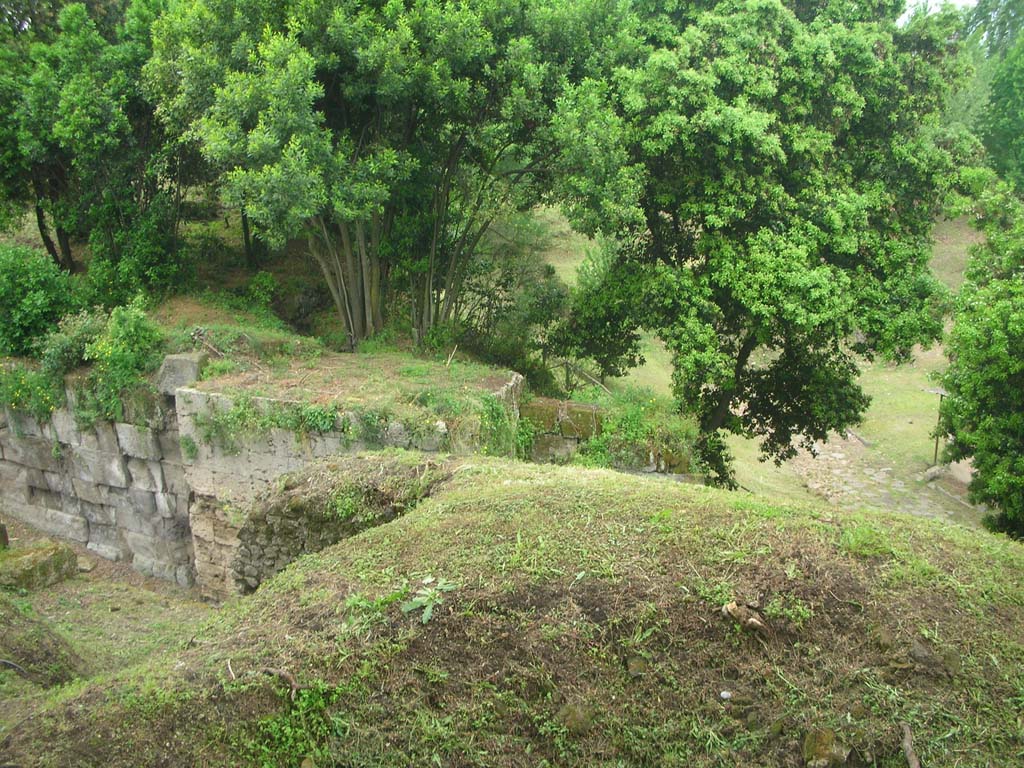 Nola Gate, Pompeii. May 2010. Looking north from upper south side at east end. Photo courtesy of Ivo van der Graaff.