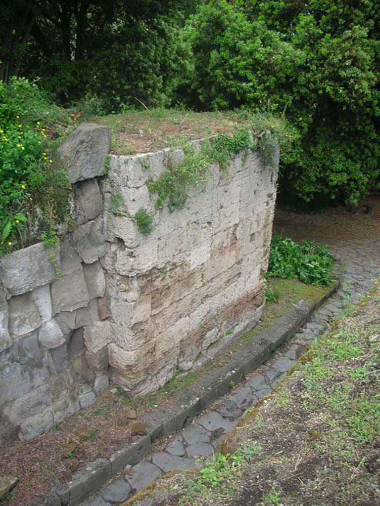 Nola Gate, Pompeii. May 2010. 
Upper north side at east end, from south side. Photo courtesy of Ivo van der Graaff.

