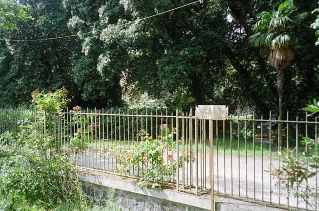 Old Nola entrance to Pompeii Scavi. June 2010. Fence and sign. Photo courtesy of Rick Bauer.