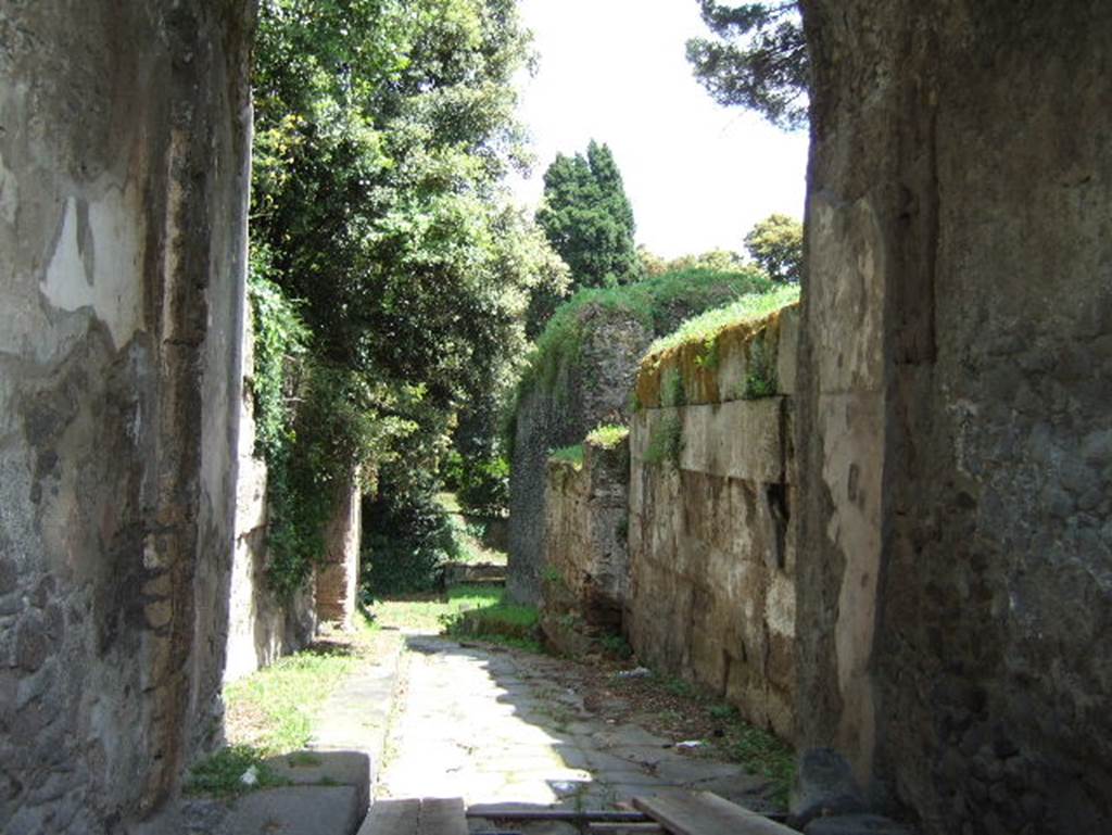 Pompeii Porta Nola. May 2006. Looking out of the city eastwards.