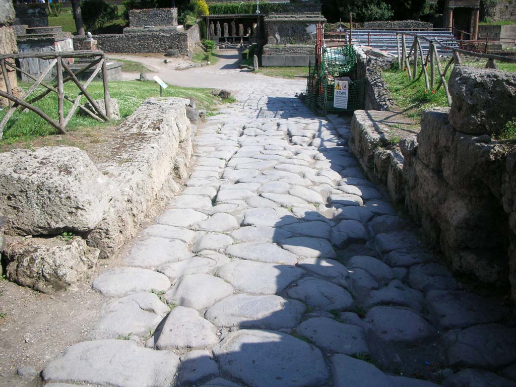 Porta di Nocera or Nuceria Gate, Pompeii. May 2010. Looking south. Photo courtesy of Ivo van der Graaff.