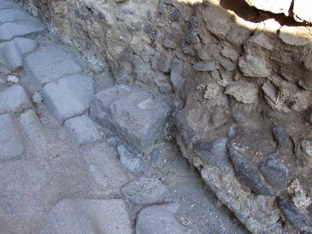 Pompeii Porta di Nocera. December 2006. Gate post mounting, looking north along east side.