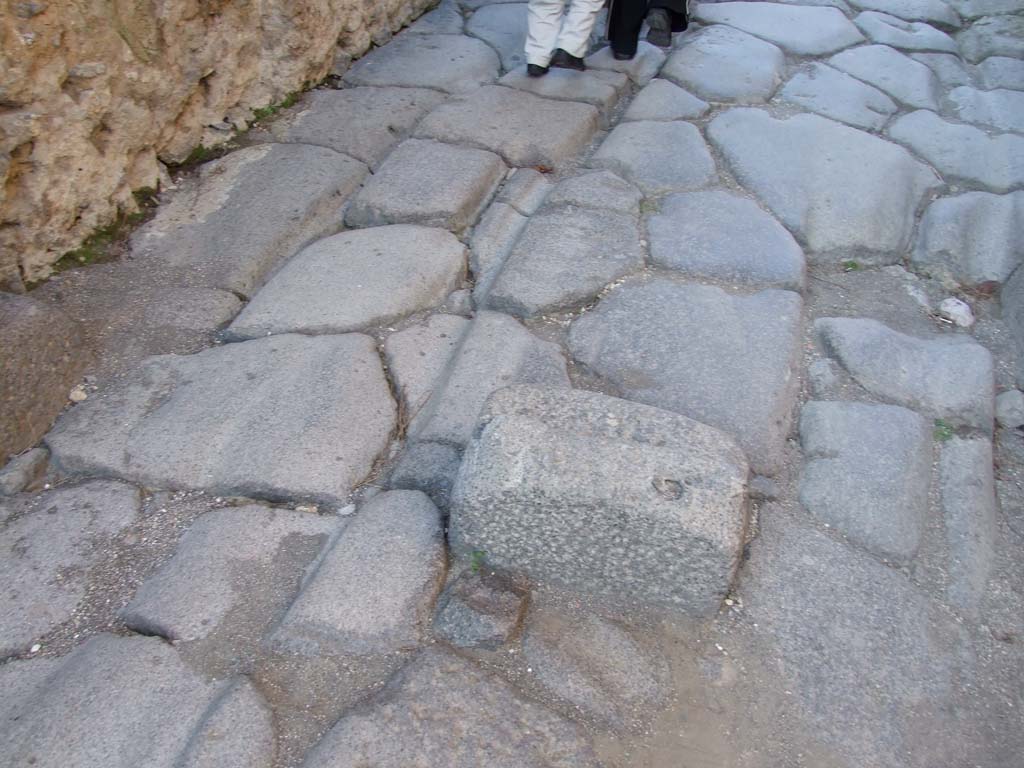 Pompeii Porta di Nocera. December 2006. Gate post mounting in middle of roadway.