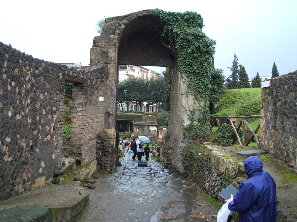 Pompeii Porta di Nocera. December 2004. From the inside looking south.