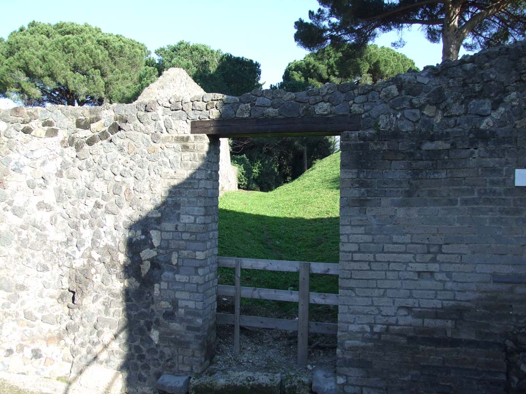 Pompeii Porta di Nocera. December 2006. Looking east through doorway leading to agger and city walls on east side.