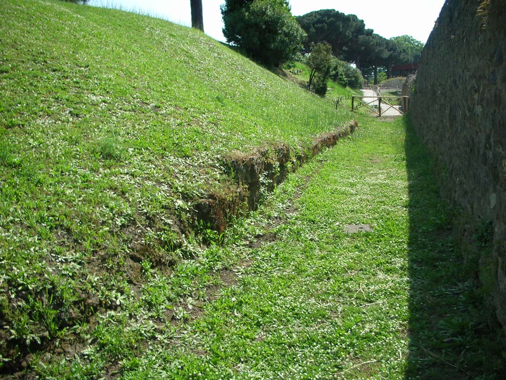 Porta di Nocera or Nuceria Gate, Pompeii. May 2010. 
Looking along rear of agger from north end of west side of gate. Photo courtesy of Ivo van der Graaff.
