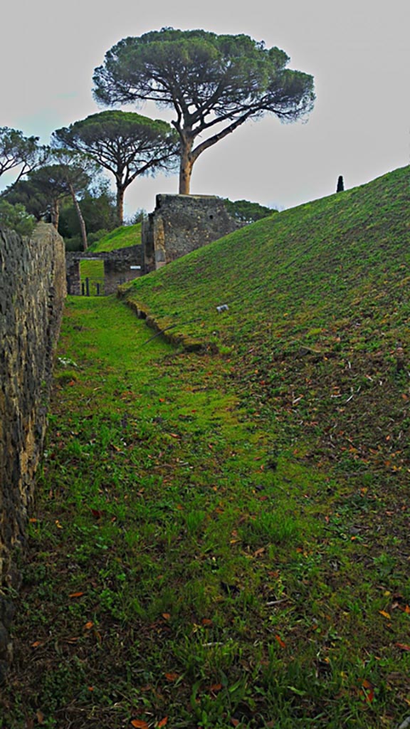 Pompeii Porta di Nocera. 2017/2018/2019. 
Looking east along unnamed vicolo towards Porta Nocera. Photo courtesy of Giuseppe Ciaramella.
