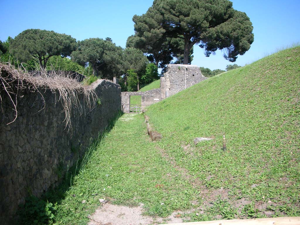 Porta di Nocera or Nuceria Gate, Pompeii. Porta Nocera, Pompeii. May 2010. 
Looking towards north end of west side of gate. Photo courtesy of Ivo van der Graaff.
