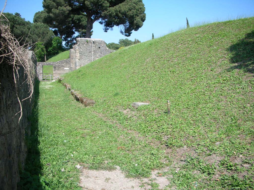 Porta di Nocera or Nuceria Gate, Pompeii. West side, looking east to Nocera Gate and agger.