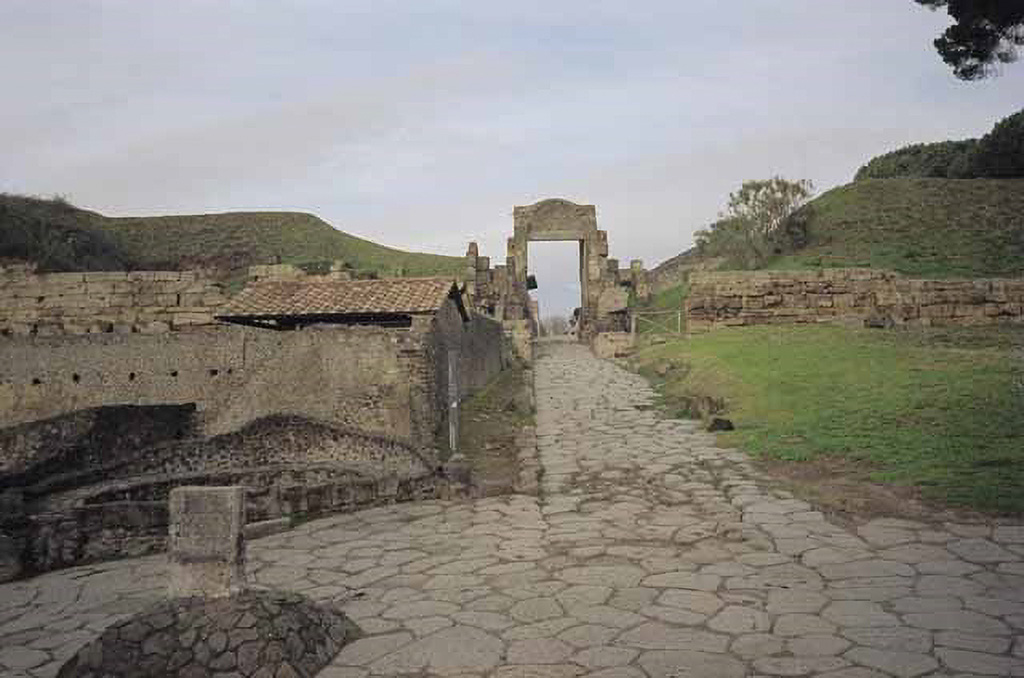 Pompeii Porta di Nocera. May 2010. Via di Nocera leading to gate. Looking north from Via delle Tombe. Photo courtesy of Rick Bauer.