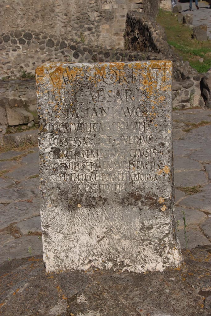 Pompeii Porta di Nocera. October 2022. 
Cippus of Titus Suedius Clemens, south side, looking north. Photo courtesy of Klaus Heese.
