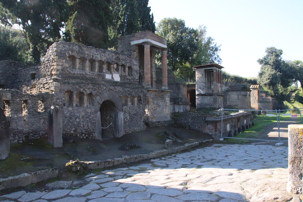 Via delle Tombe, Pompeii. October 2022. 
Looking south-west towards tombs, from junction with Via di Nocera. Photo courtesy of Klaus Heese.
