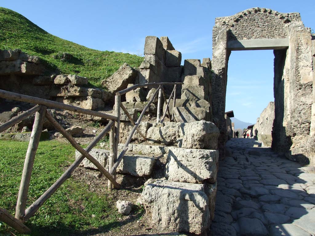 Pompeii Porta di Nocera. December 2006. South-west side of gate.