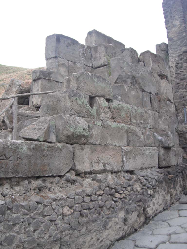 Porta di Nocera or Nuceria Gate, Pompeii. May 2011.
Detail of west side of gate. Photo courtesy of Ivo van der Graaff.
