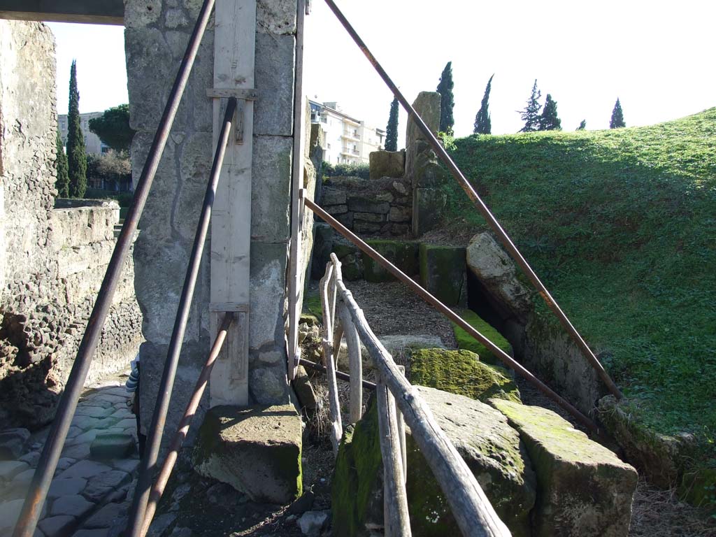 Pompeii Porta di Nocera. December 2006. North-west side, looking south.