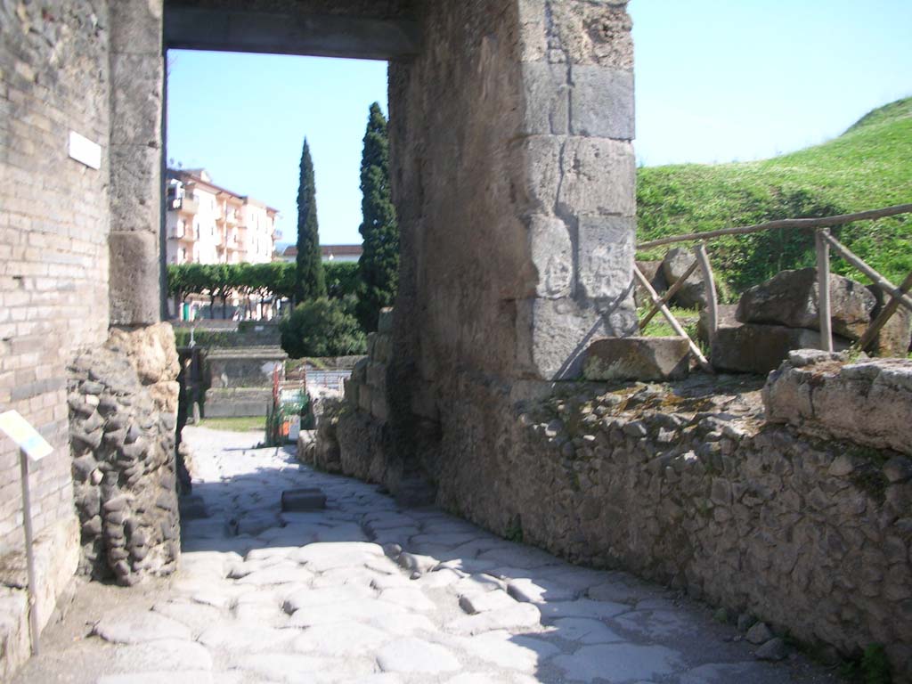 Porta di Nocera or Nuceria Gate, Pompeii. May 2010. Looking south along west side from north end. Photo courtesy of Ivo van der Graaff.