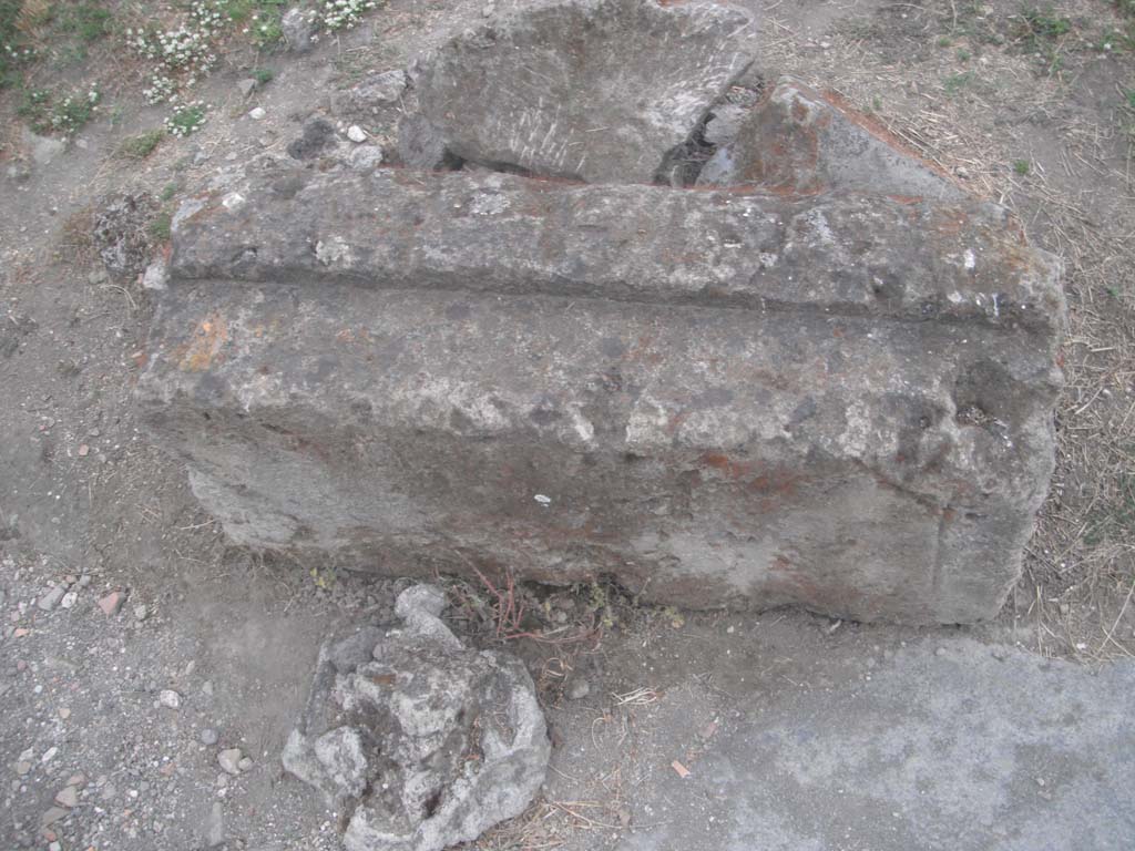 Porta Nocera, Pompeii. May 2011. 
Detail of Merlon capping stone on east side of roadway at south end. Photo courtesy of Ivo van der Graaff.
