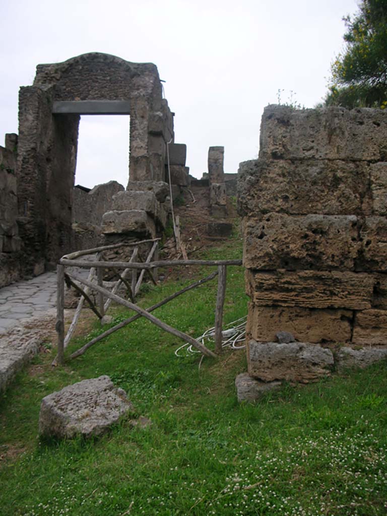 Porta di Nocera or Nuceria Gate, Pompeii. May 2010.
East side, looking north to Nocera gate. Photo courtesy of Ivo van der Graaff.
