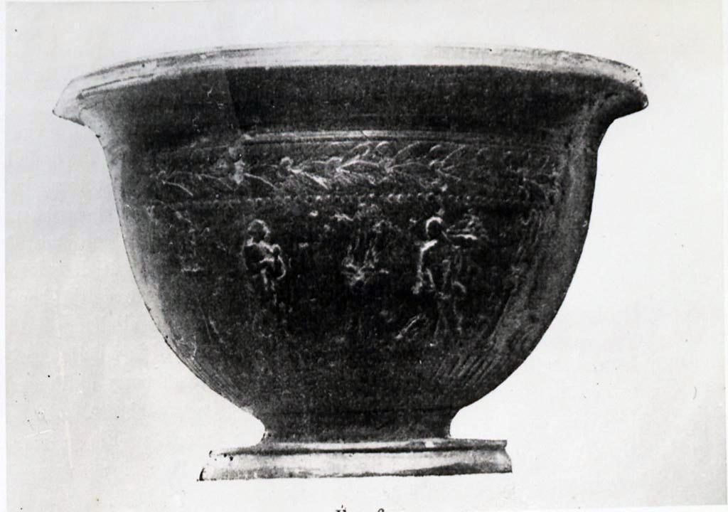 Pompeii Stabian Gate. Vase found c.1910 in front of the Porta Stabia.
See Warscher T., 1936. Codex Topographicus Pompeianus Regio I.1, I.5. Rome: DAIR. No. 4.
See Notizie degli Scavi di Antichità, 1910, p. 568.
