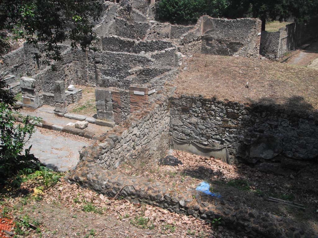 Porta Stabia, Pompeii. May 2011. Looking north-east across upper west side of gate. Photo courtesy of Ivo van der Graaff.